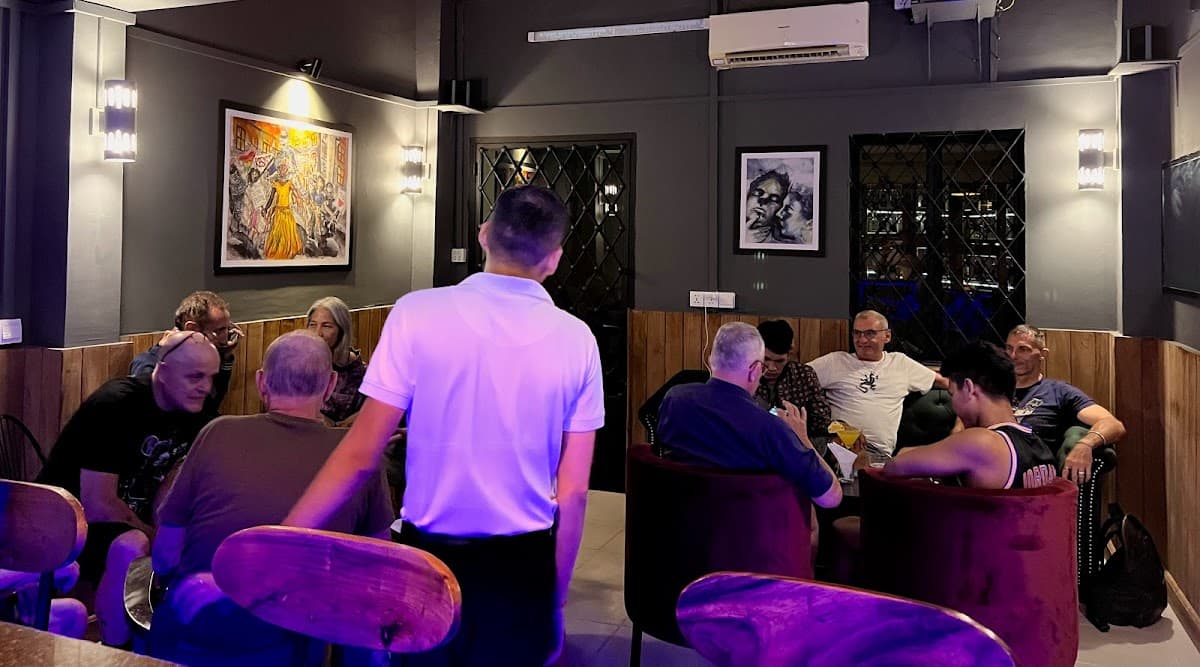 Rendezvous Bar and Massage — photo 1